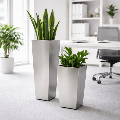 Aukštas metalinis vazonas