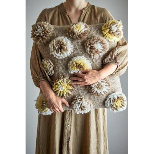 Pagalvėlė su gėlių dekoracijomis 1