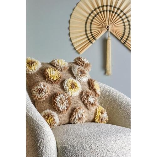 Pagalvėlė su gėlių dekoracijomis 2