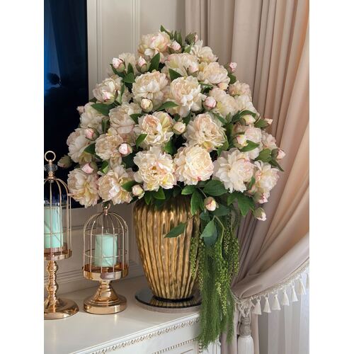 Dirbtinių gėlių kompozicija