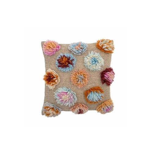 Spalvota pagalvėlė su gėlių dekoracijomis