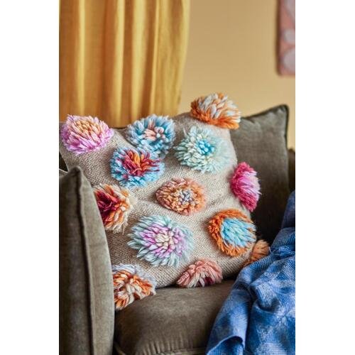 Spalvota pagalvėlė su gėlių dekoracijomis 2