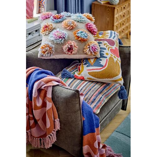 Spalvota pagalvėlė su gėlių dekoracijomis 3