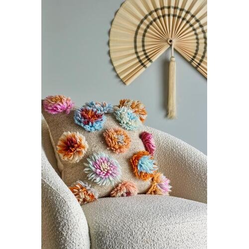 Spalvota pagalvėlė su gėlių dekoracijomis 1