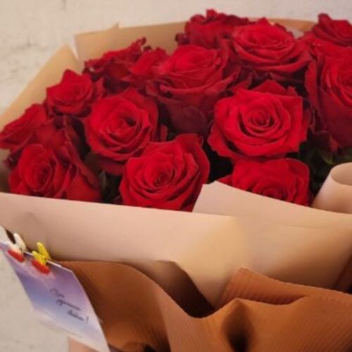 Raudonų rožių puokštė