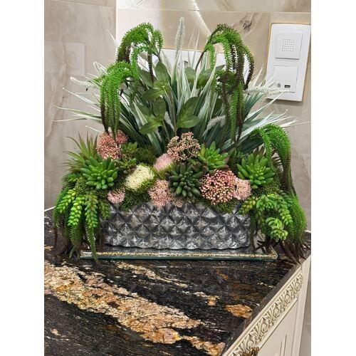 Dirbtinių gėlių kompozicija