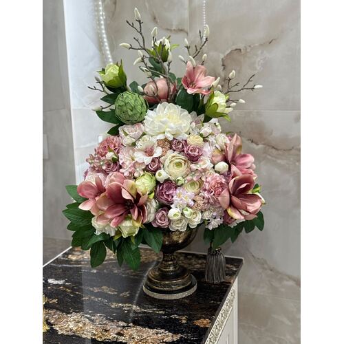 Dirbtinių gėlių kompozicija