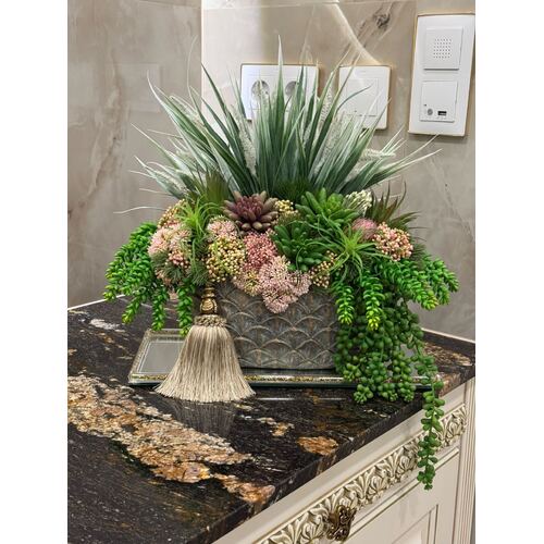 Dirbtinių gėlių kompozicija