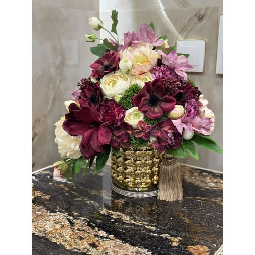 Dirbtinių gėlių kompozicija