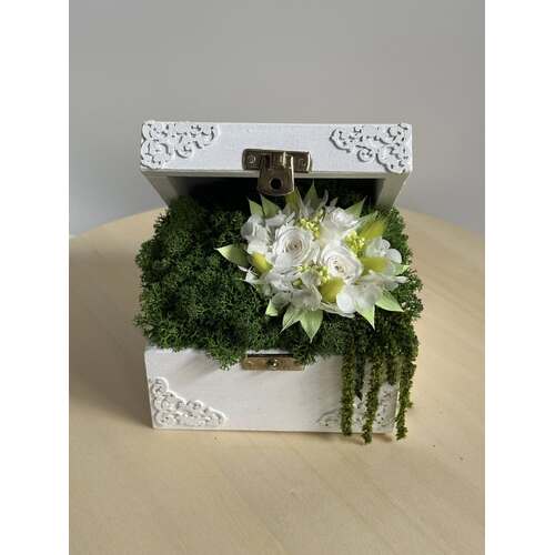 Stabilizuotų gėlių puokštė medinėje dėžutėje 1