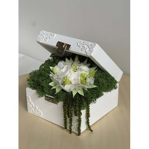 Stabilizuotų gėlių puokštė medinėje dėžutėje 2