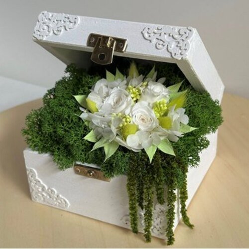 Stabilizuotų gėlių puokštė medinėje dėžutėje