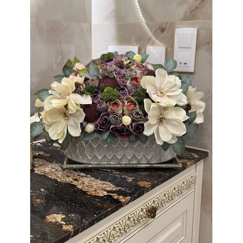 Dirbtinių gėlių kompozicija