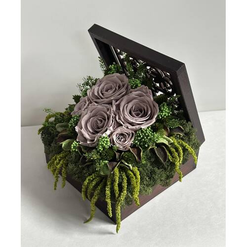 Stabilizuotų gėlių puokštė medinėje dėžutėje