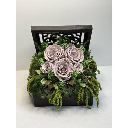 Stabilizuotų gėlių puokštė medinėje dėžutėje 2