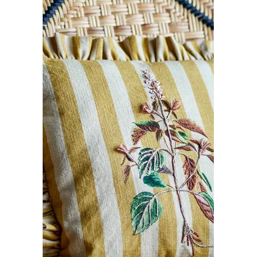 Siuvinėta pagalvėlė su augalo dekoracija 1